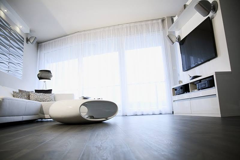 Modern nappali egyedi médiafallal – a Vonalzó Kft. munkája